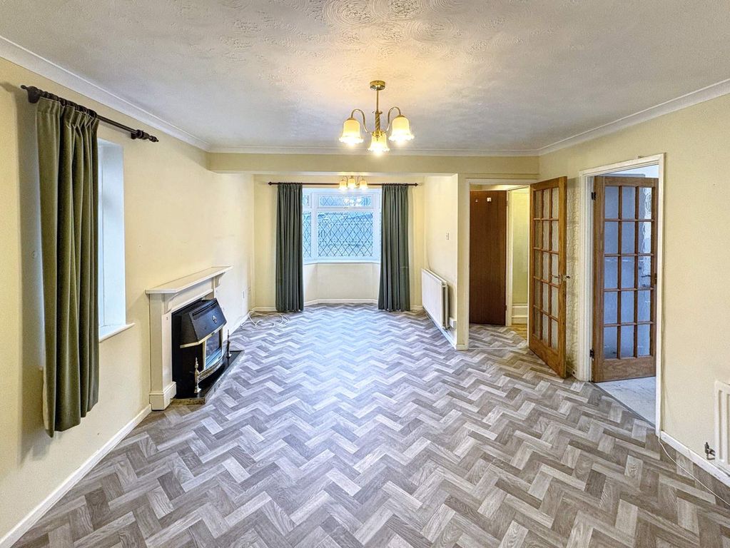 Property photo 3 of 11 Lounge