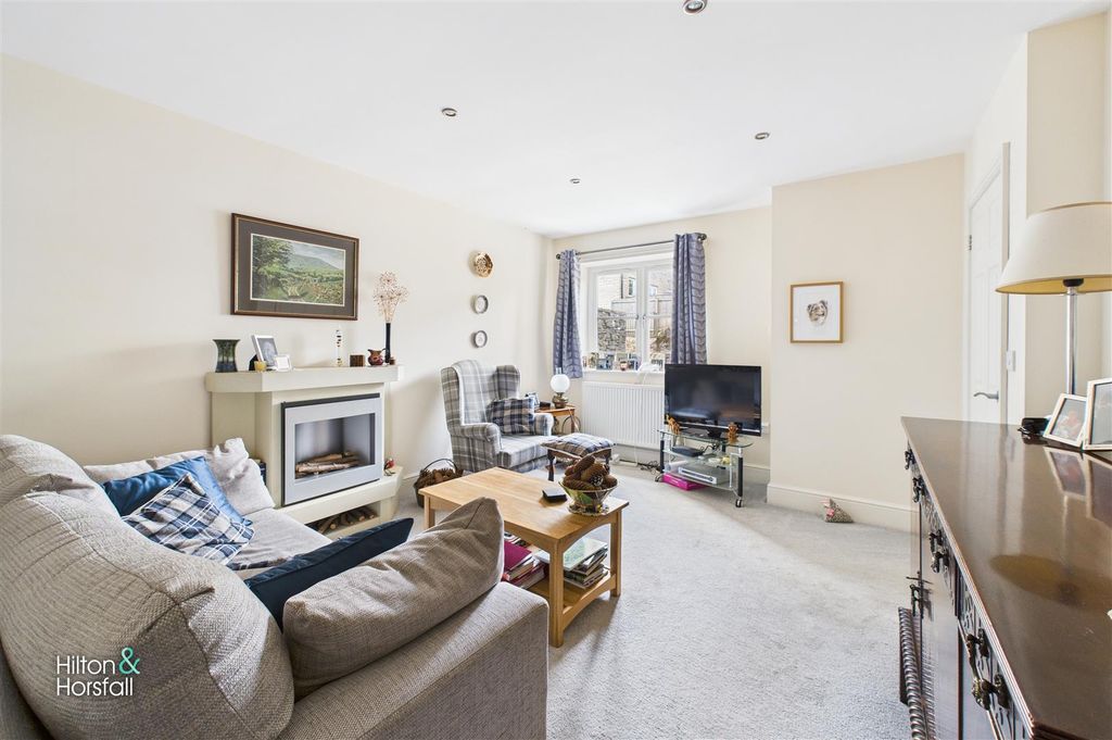 Property photo 2 of 14 High Lane