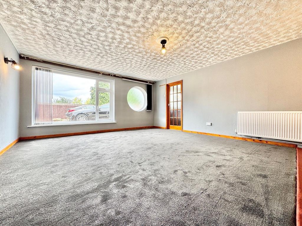 Property photo 3 of 18 Living Room