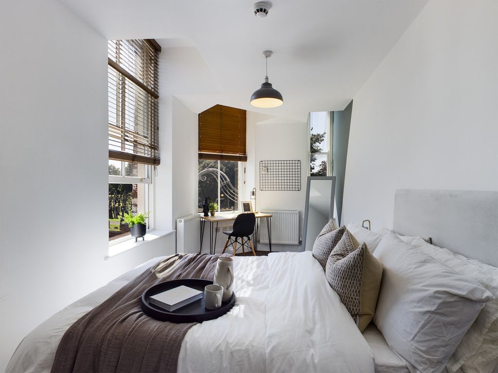 Property photo 1 of 22 A Spacious And Inviting Large Double Bedroom Featu...