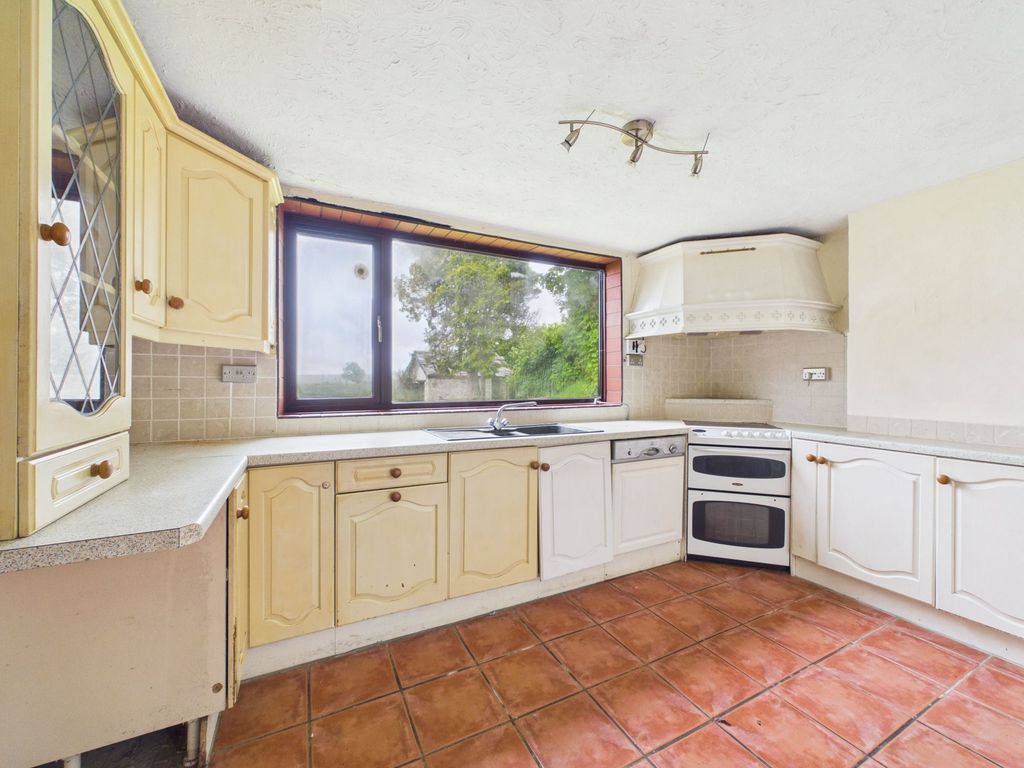 Property photo 3 of 10 Kitchen