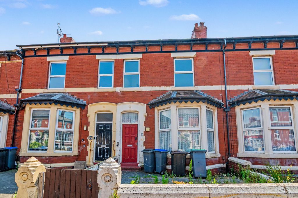 Property photo 1 of 16 7 Chesterfield Road, Blackpool, Lancashire, Fy1 2Pp