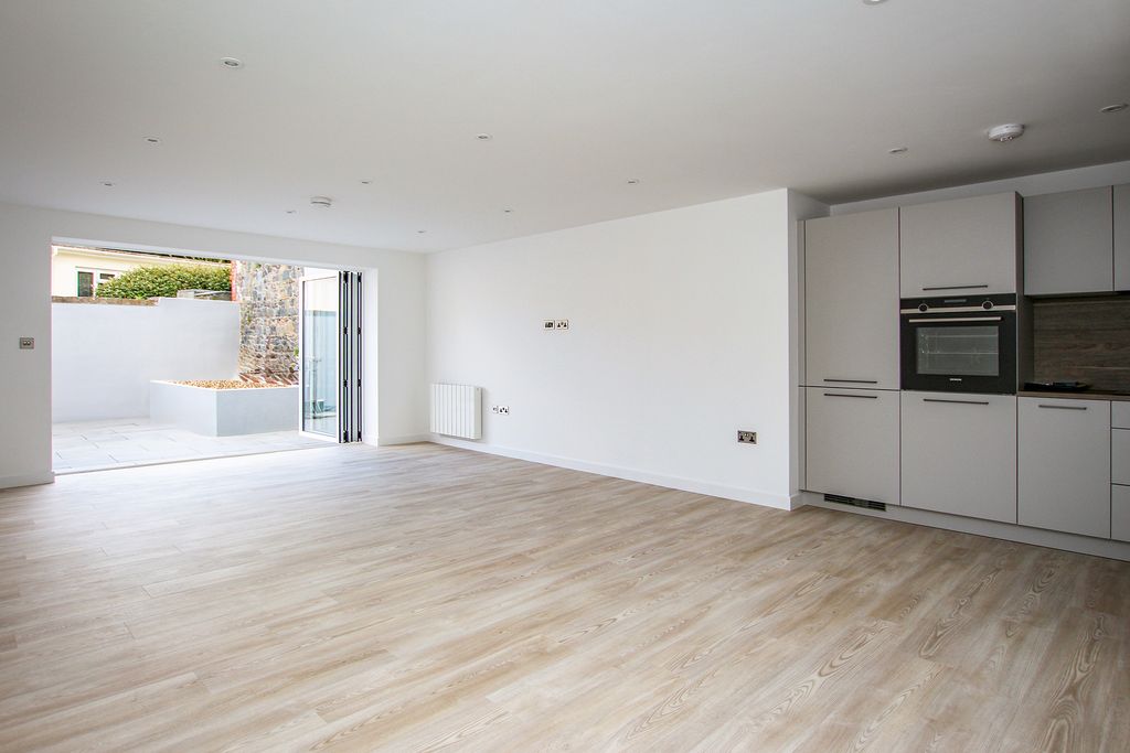 Property photo 1 of 8 Photo 0