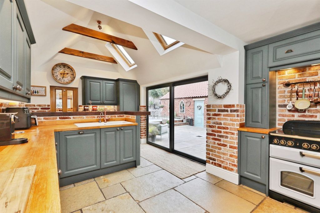 Property photo 2 of 27