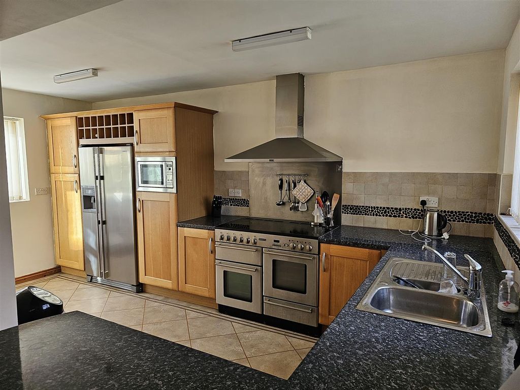 Property photo 2 of 11 Kitchen New.Jpg