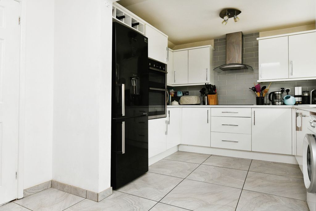 Property photo 3 of 15 Kitchen