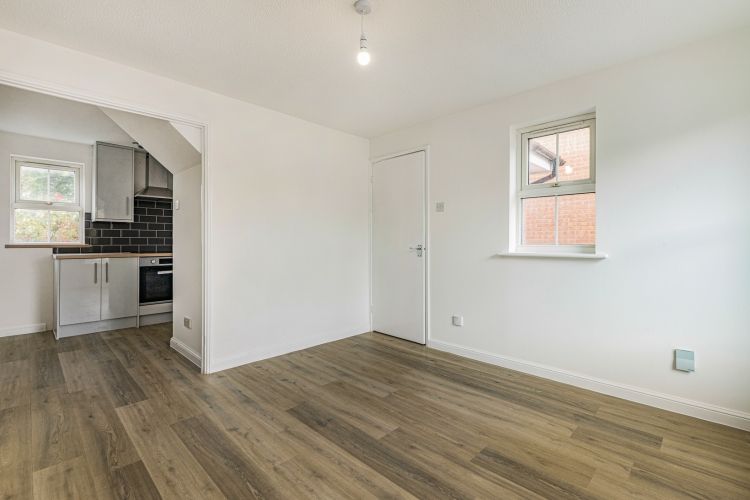 Property photo 3 of 9 302552