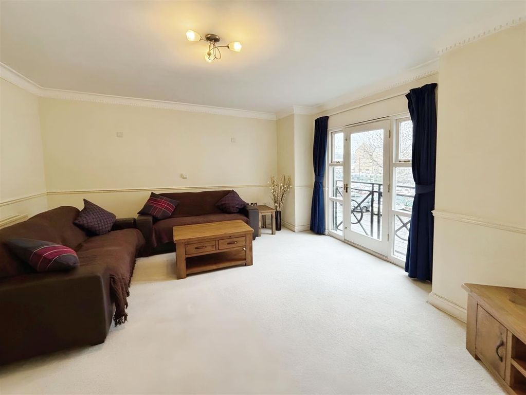 Property photo 3 of 16 Lounge