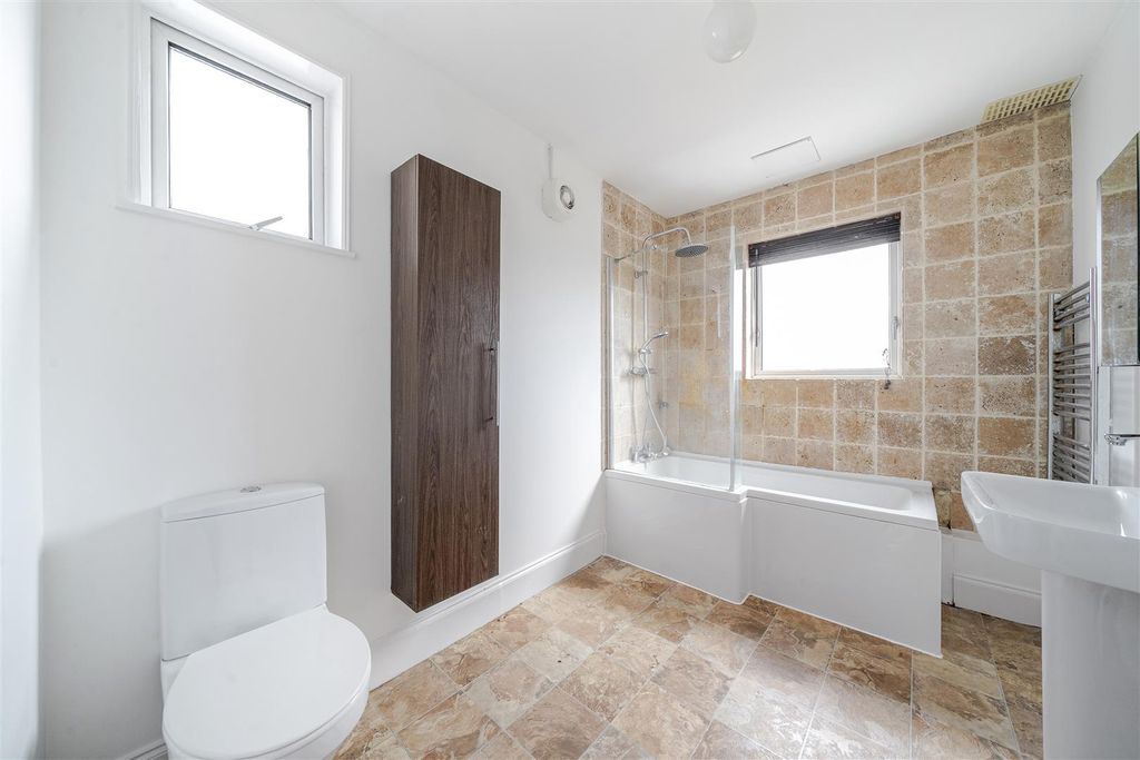 Property photo 3 of 17 1321164-13-686Badedb44A6.Jpg