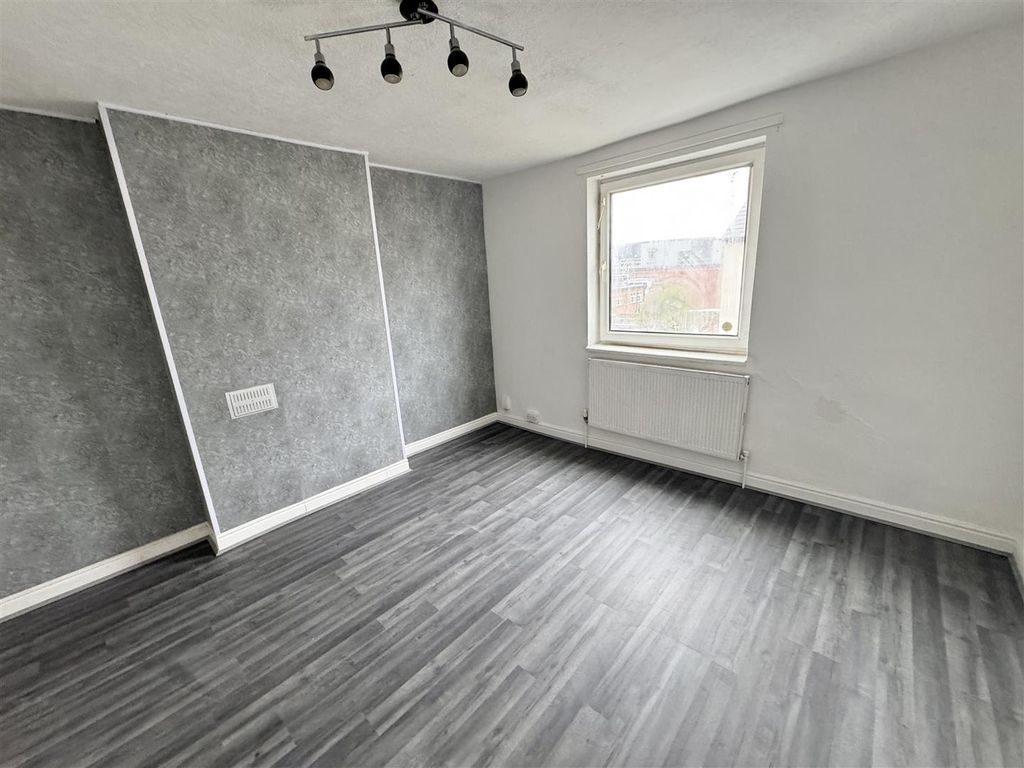 Property photo 3 of 7 Bedroom 1
