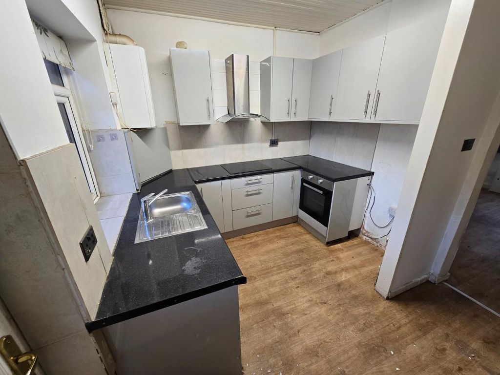 Property photo 3 of 7 Kitchen