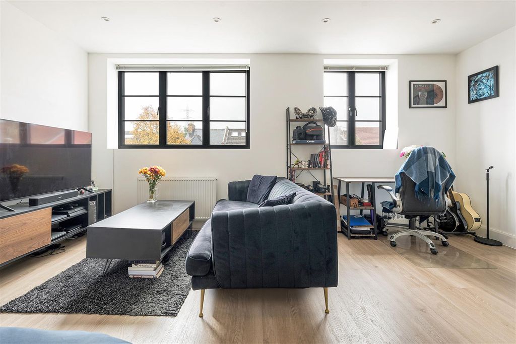 Property photo 1 of 13 Maybank Road, E18