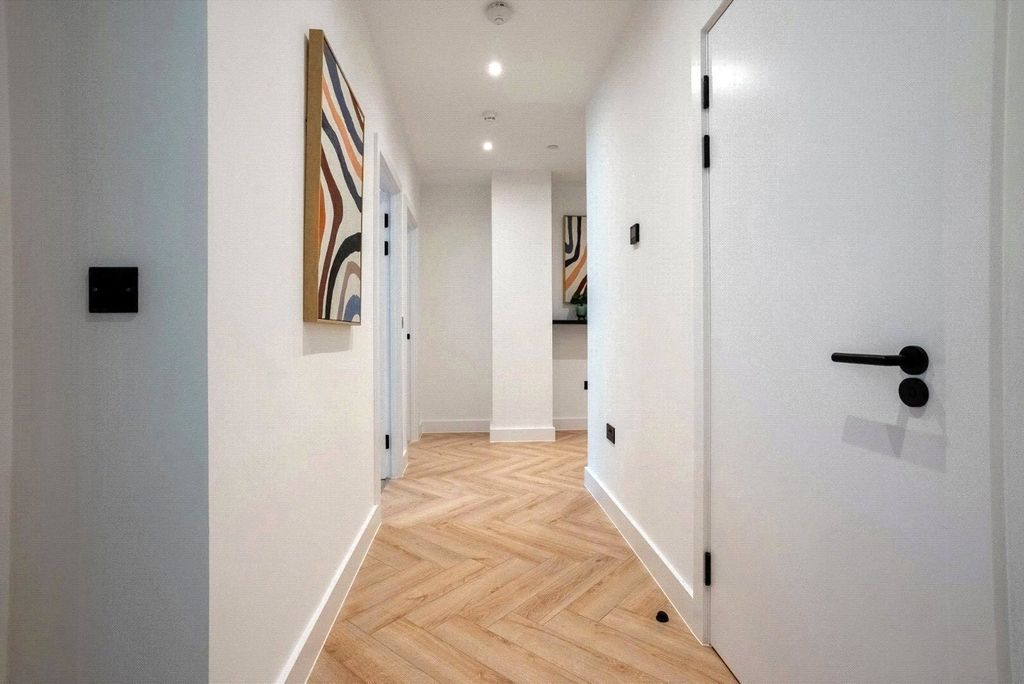 Property photo 3 of 21 Bankside