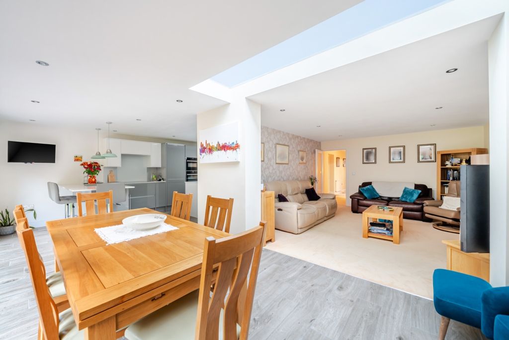 Property photo 2 of 21 Frimley Grove Gar...