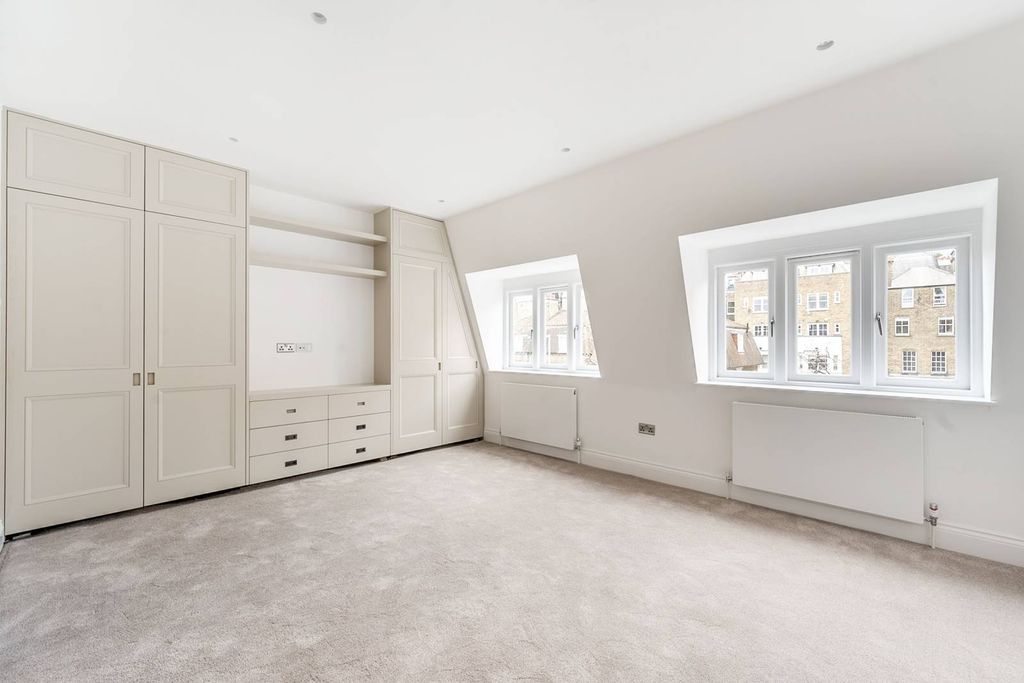 Property photo 1 of 32
