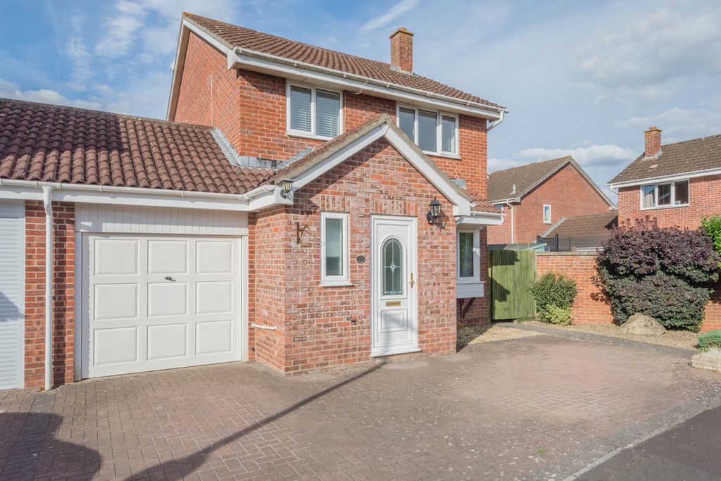 Property photo 1 of 22 37 Lydiard Way -1