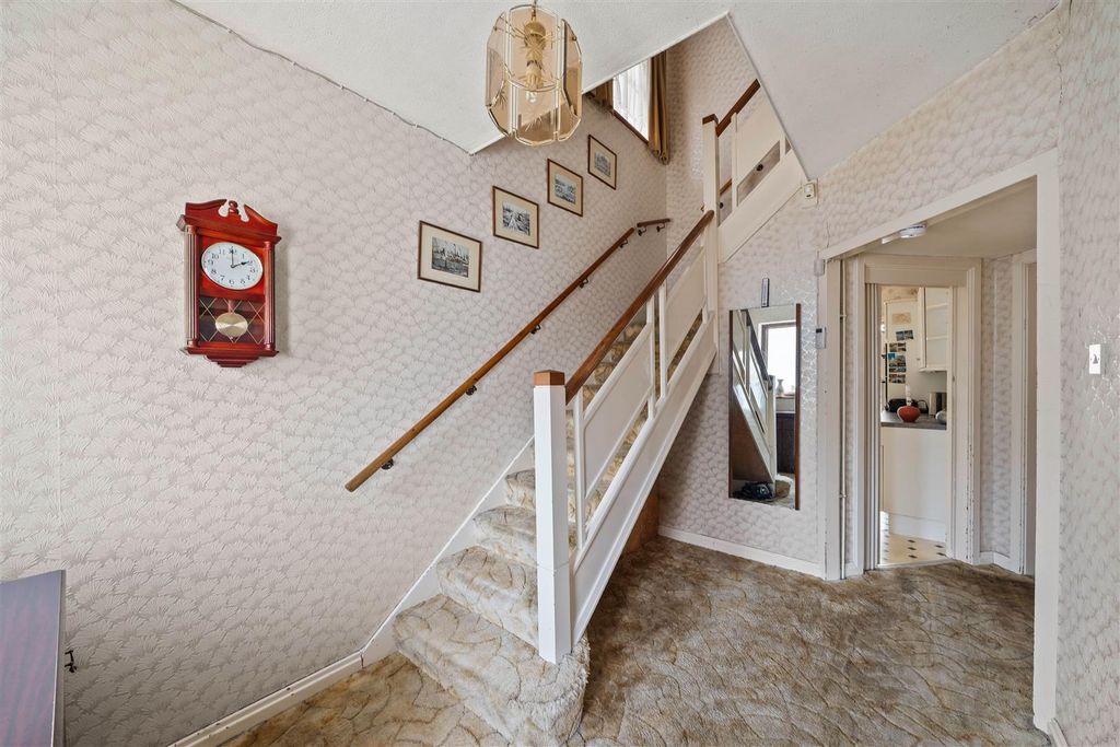 Property photo 2 of 16 Hallway.Jpg