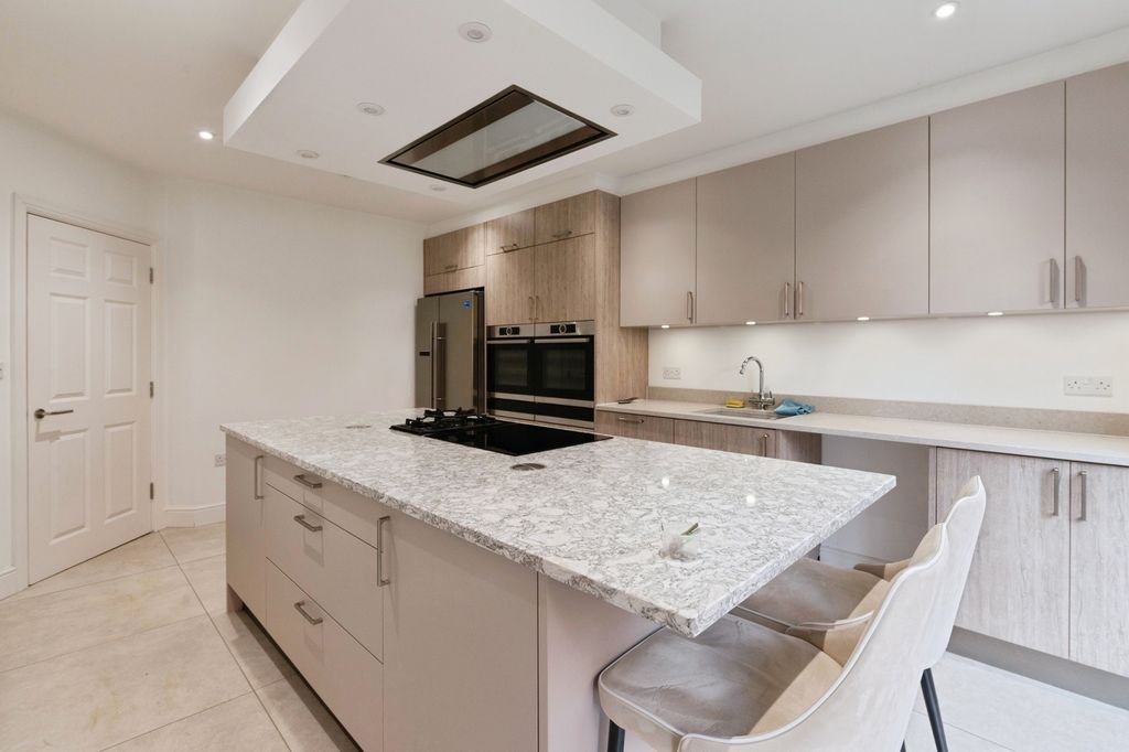 Property photo 3 of 16 Pbox-Img.Jpg