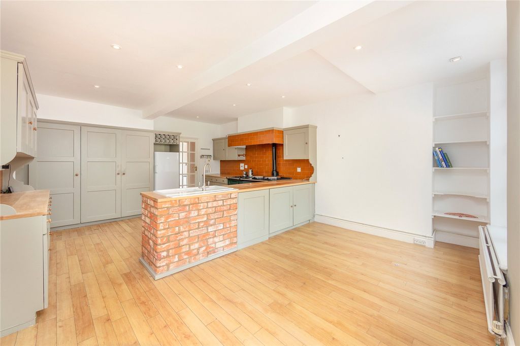 Property photo 2 of 19 Kitchen/Breakfast