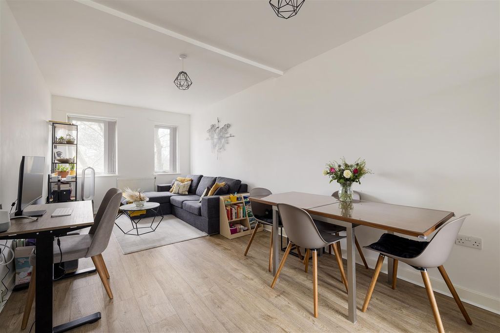 Property photo 1 of 20 Lea Bridge Road, E5