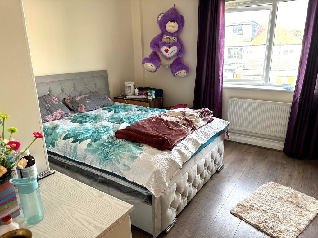 Property photo 3 of 6 Bedroom 1