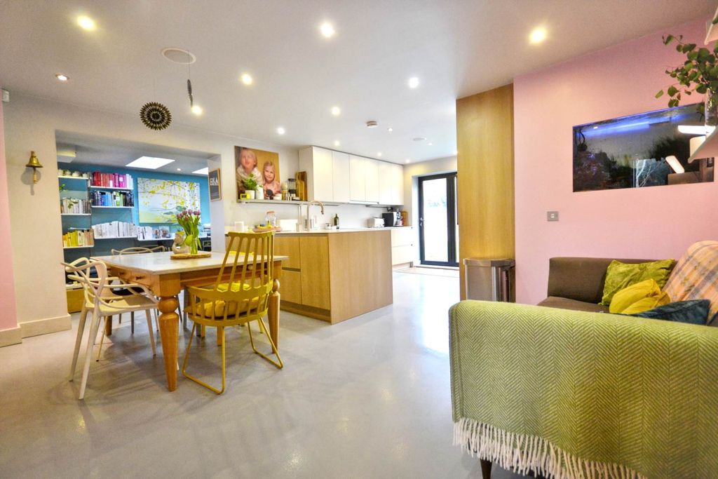 Property photo 3 of 21