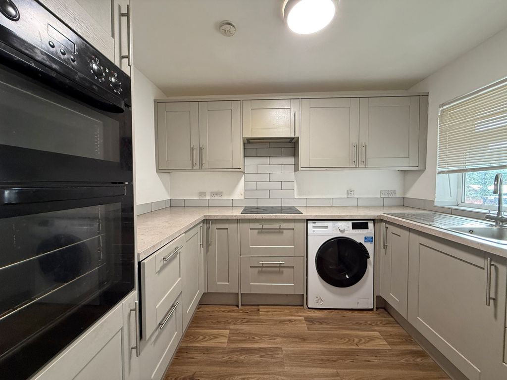 Property photo 1 of 7 2 Bed Flat To Rent