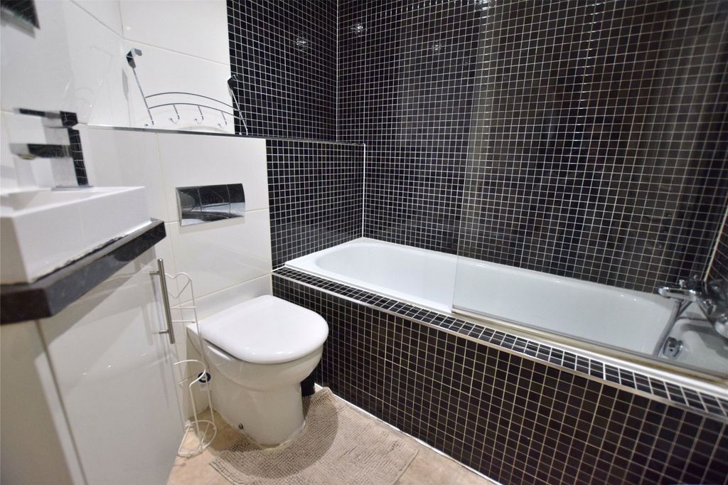 Property photo 3 of 9 Bathroom