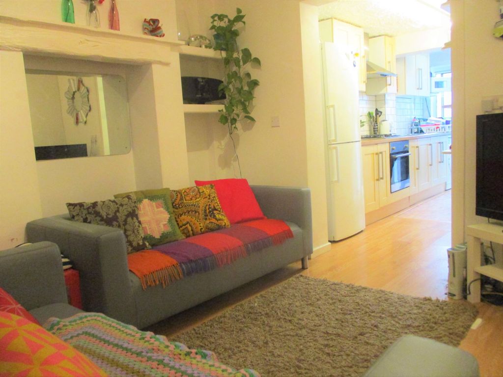 Property photo 3 of 6 Photo 5