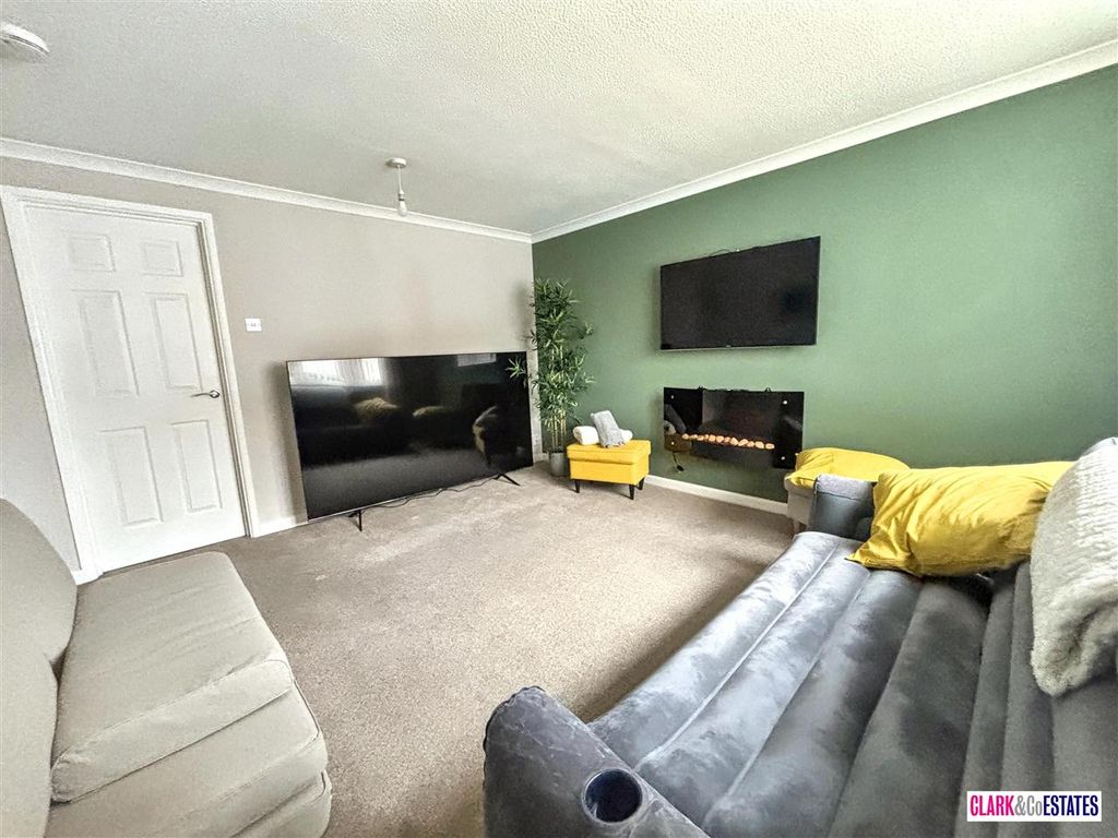 Property photo 3 of 12 Lounge