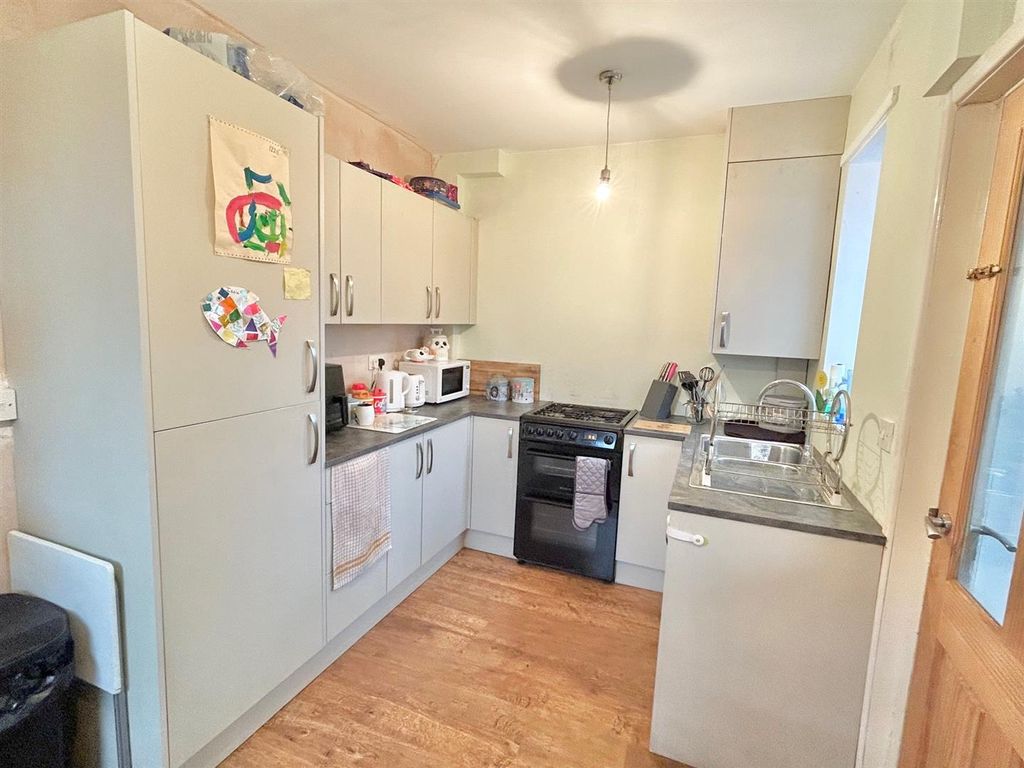 Property photo 3 of 12 Kitchen 2.Jpg