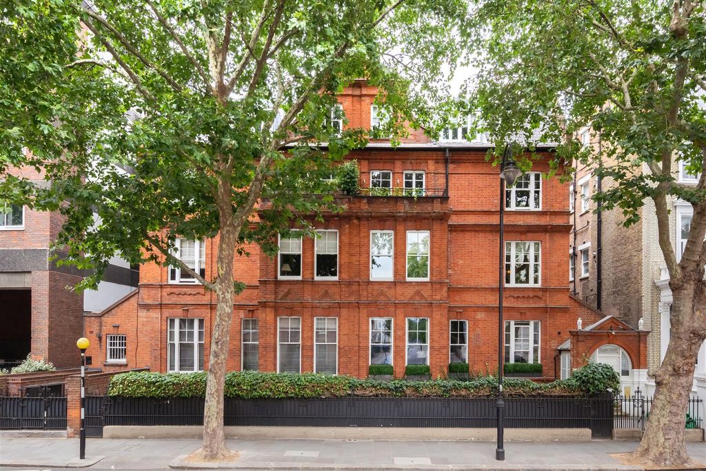 Property photo 2 of 21 Flat 3, 202 Old Brompton Road Hi-30.Jpg