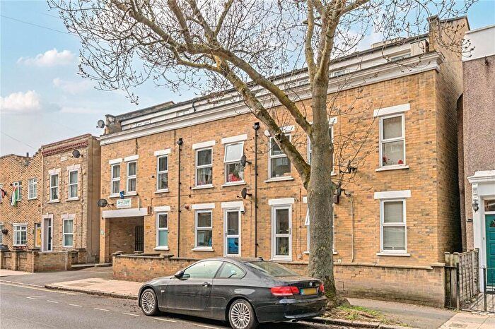 Property photo 1 of 12 2 Bed Flat To Rent Camilla Road, London Se16