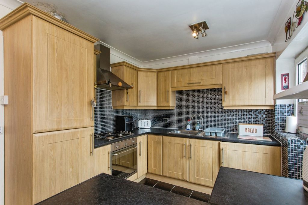 Property photo 3 of 18 Dining Kitchen