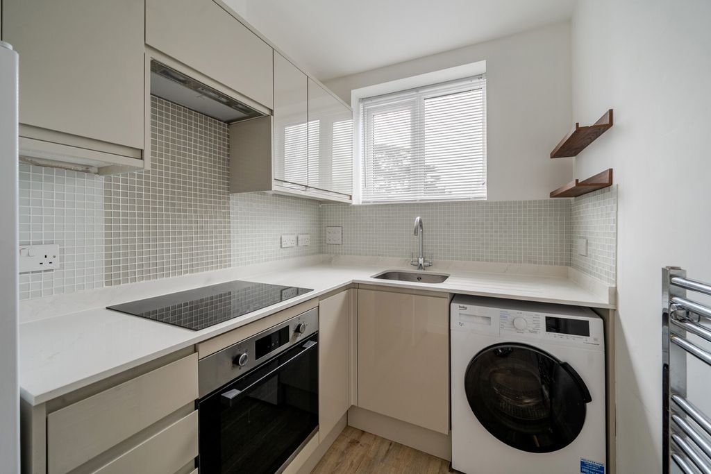 Property photo 2 of 18 1415404-1-698c63F...