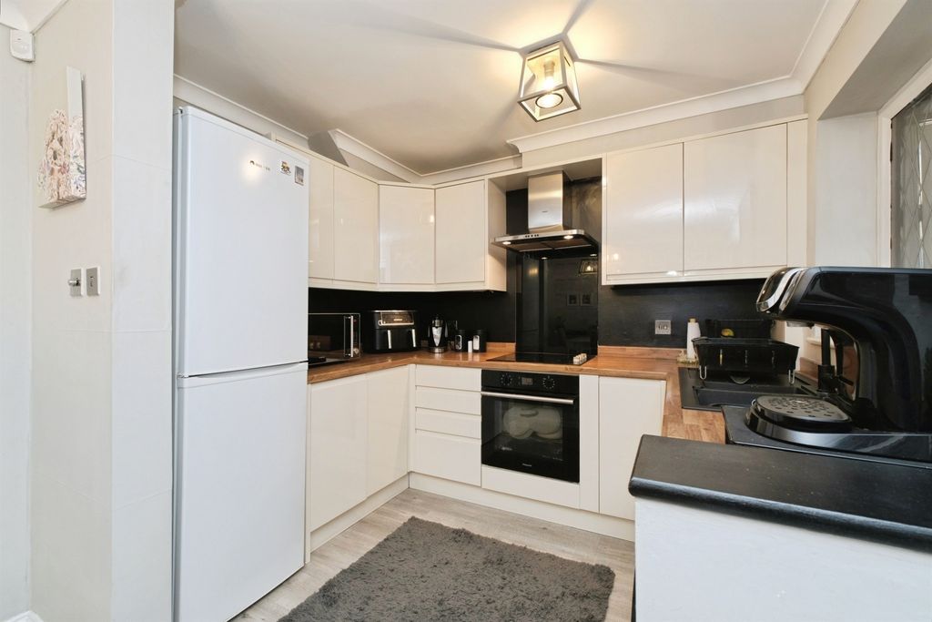 Property photo 3 of 20