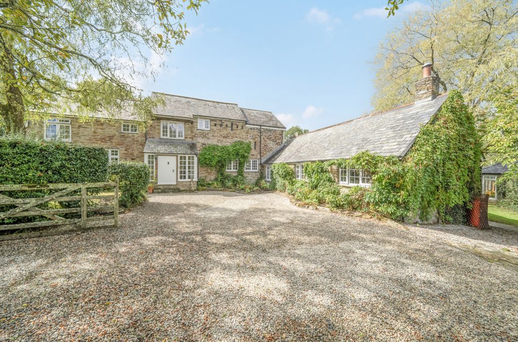 Property photo 2 of 30 Tregarrick Court