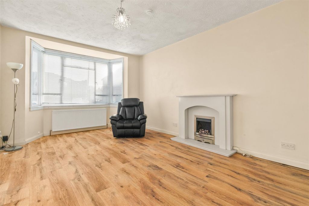 Property photo 2 of 28 Eastcroft-5.Jpg