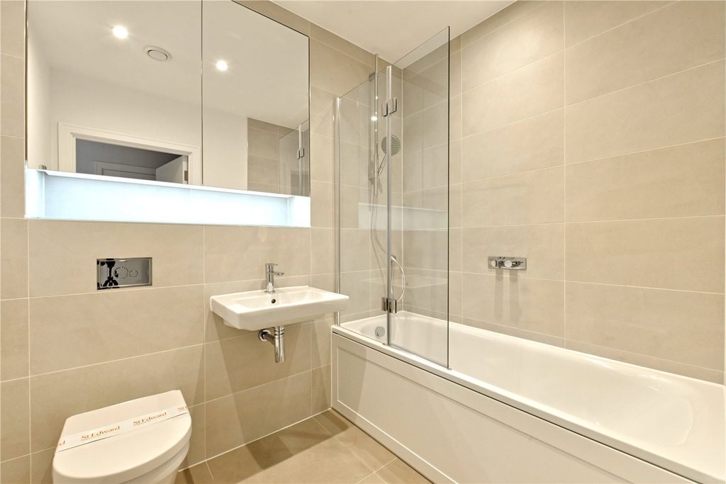 Property photo 3 of 10 Bathroom