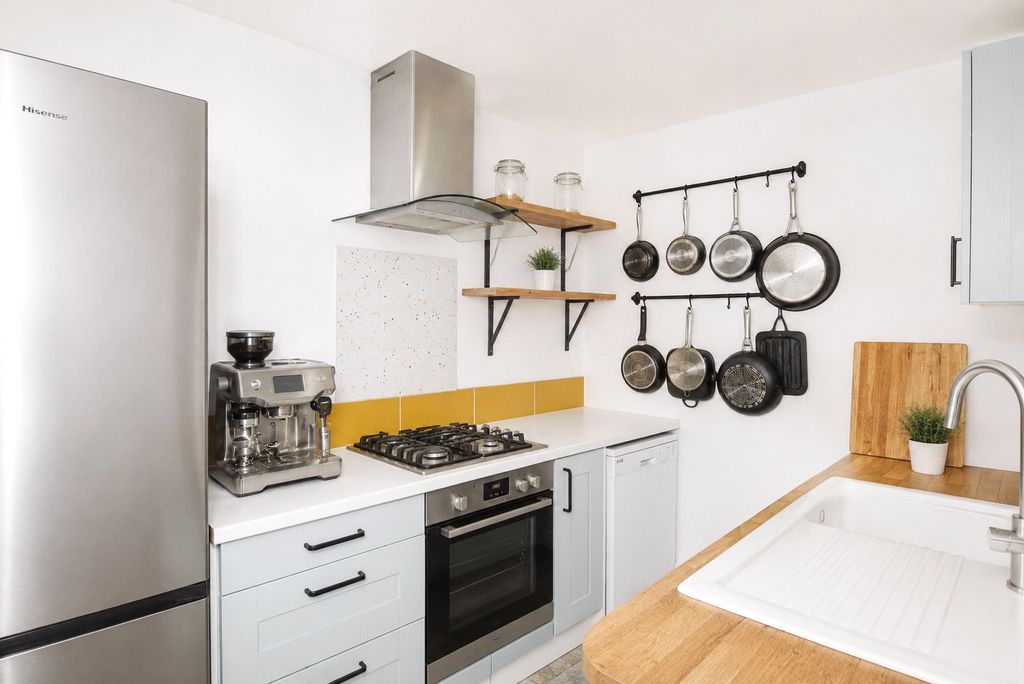 Property photo 3 of 6 Kitchen