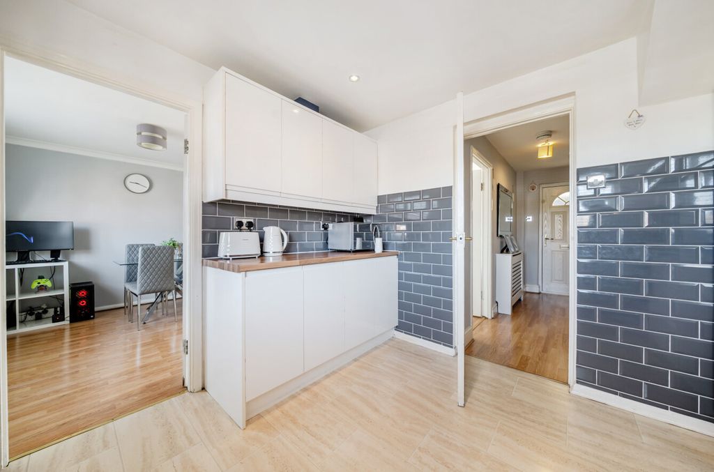 Property photo 2 of 17 1334892-27-6891c7...