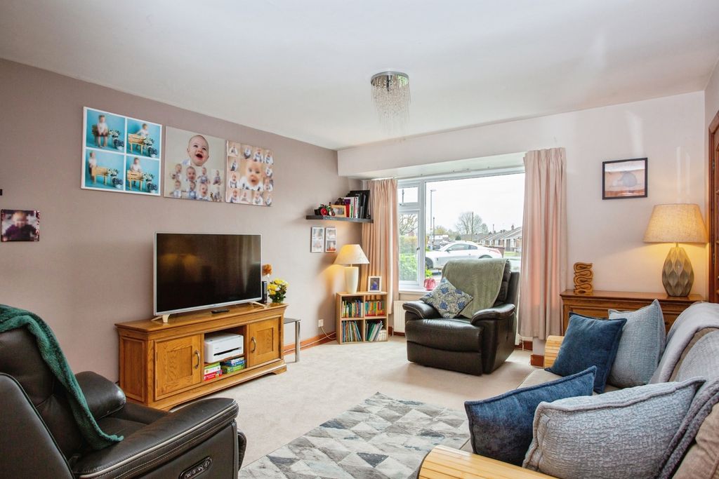 Property photo 2 of 18 Lounge