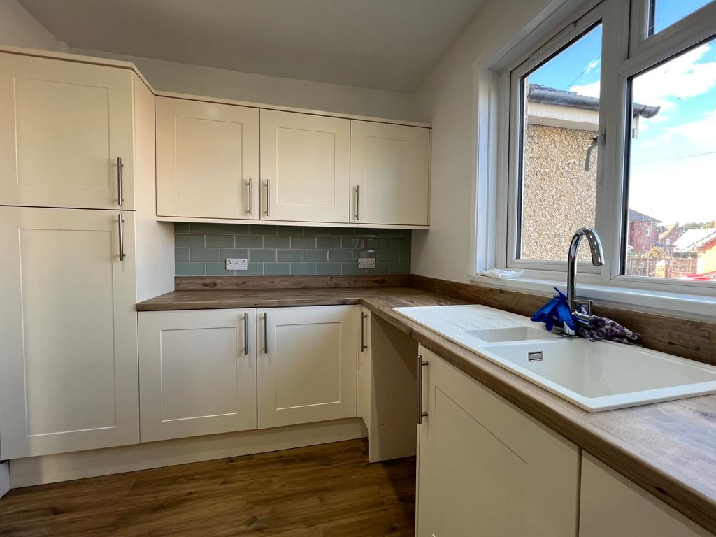 Property photo 3 of 12 Kitchen