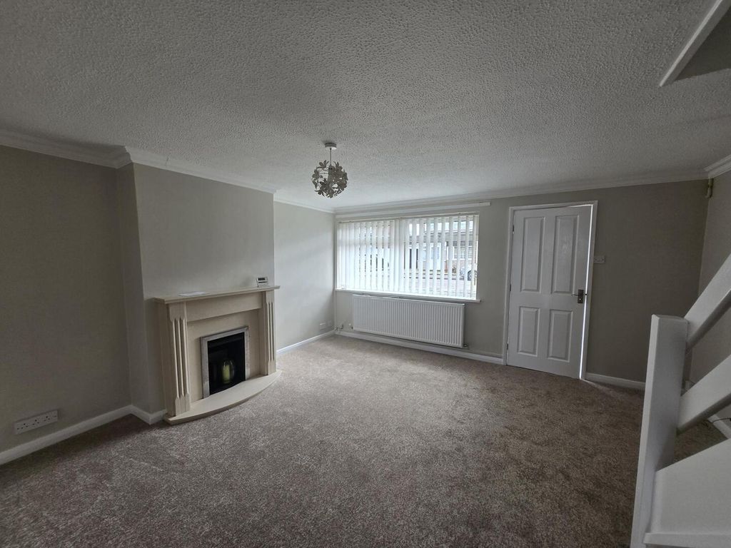 Property photo 3 of 10 Living Room