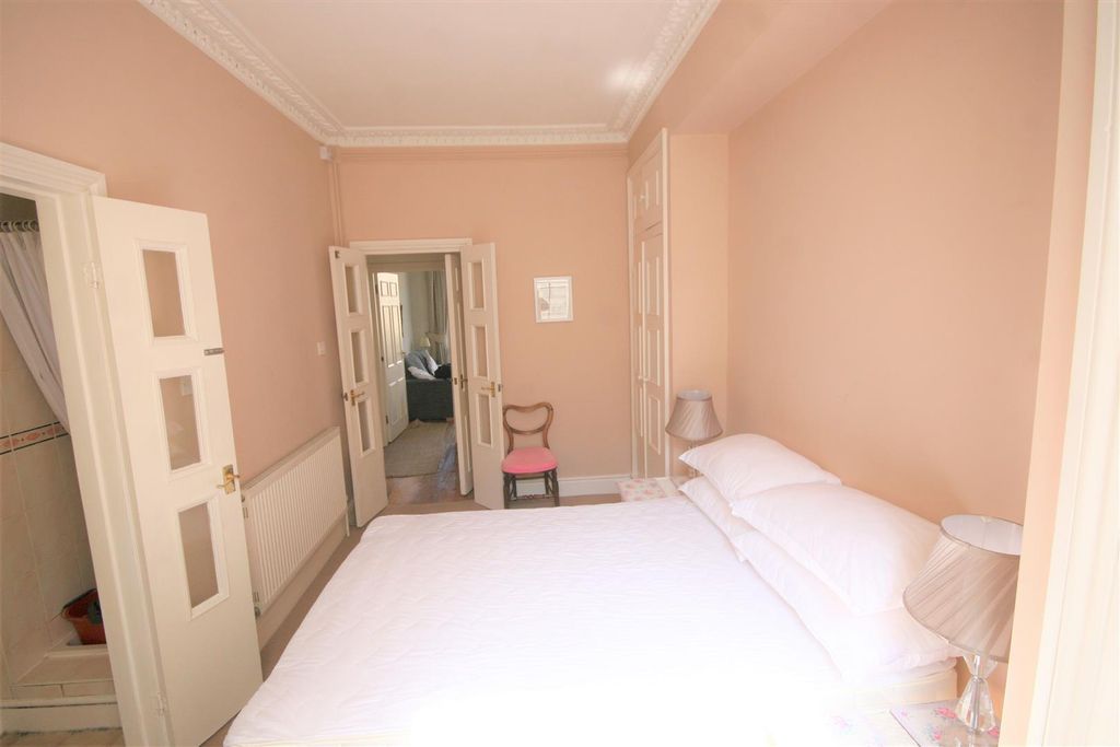 Property photo 2 of 6 Bedroom.Jpg