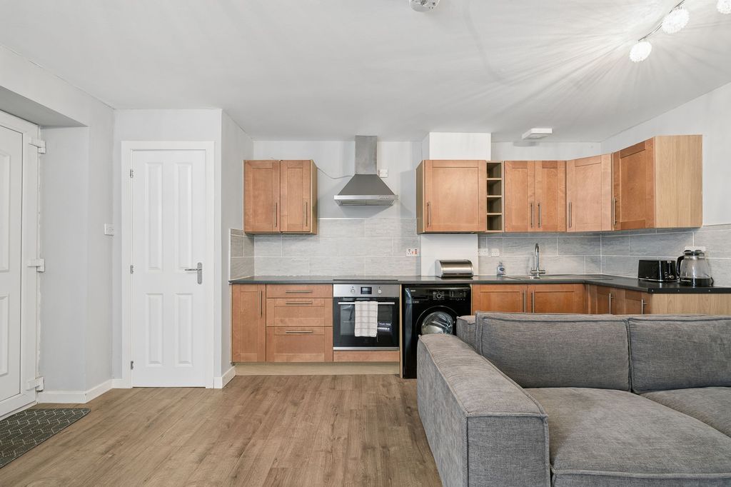 Property photo 3 of 9 Kitchen/ Lounge