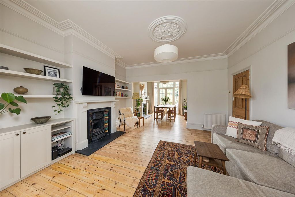 Property photo 2 of 43 Preston Avenue, E4