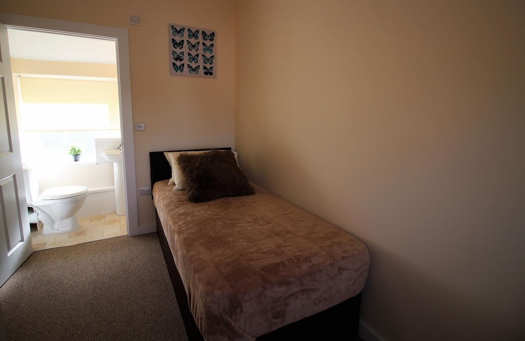 Property photo 2 of 4 Bedroom