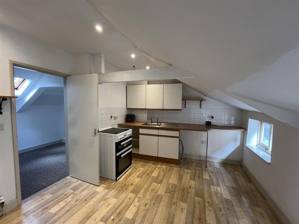 Property photo 3 of 11 Kitchen
