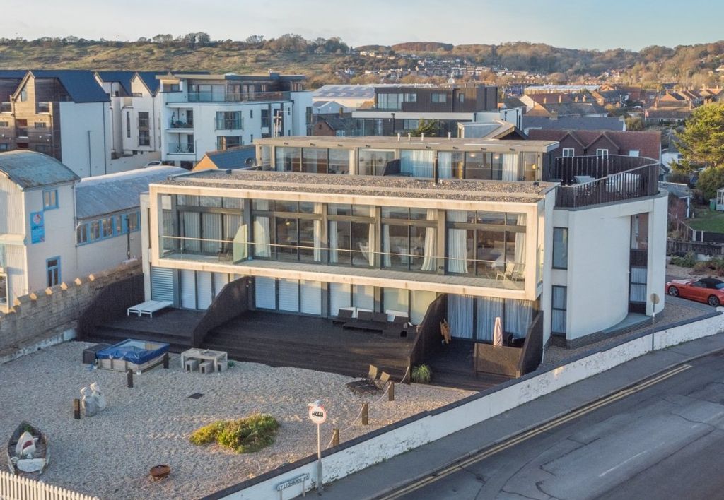 Property photo 2 of 14 Bay